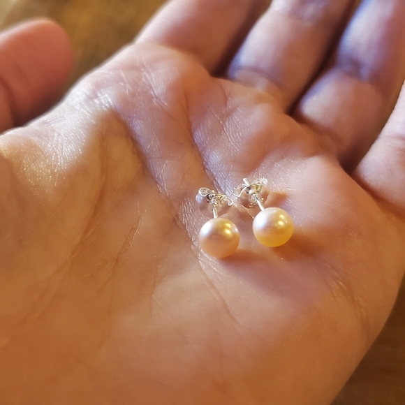 NWOT Tiny 6mm Pink Freshwater Pearl Stud Earrings - Picture 5 of 8